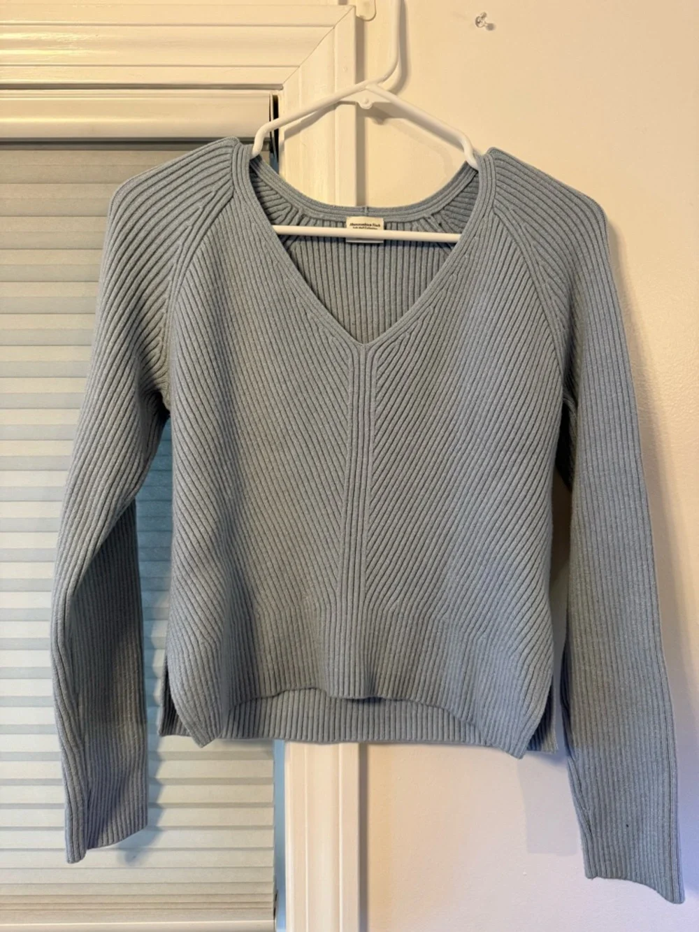 Abercrombie & Fitch Light Blue Ribbed V-Neck Sweater - Picture 2 of 8